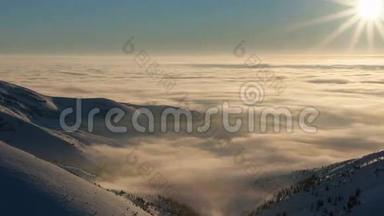 喀尔巴阡山冬季景观.. 美丽的日落在云层之上。